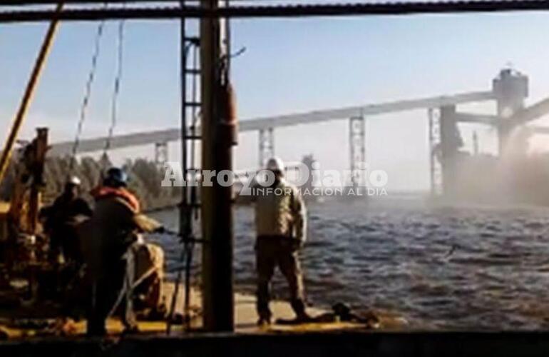 En el lugar. Los empleados de la firma Power Litoral SRL trabajando esta ma&ntilde;ana en el puerto.