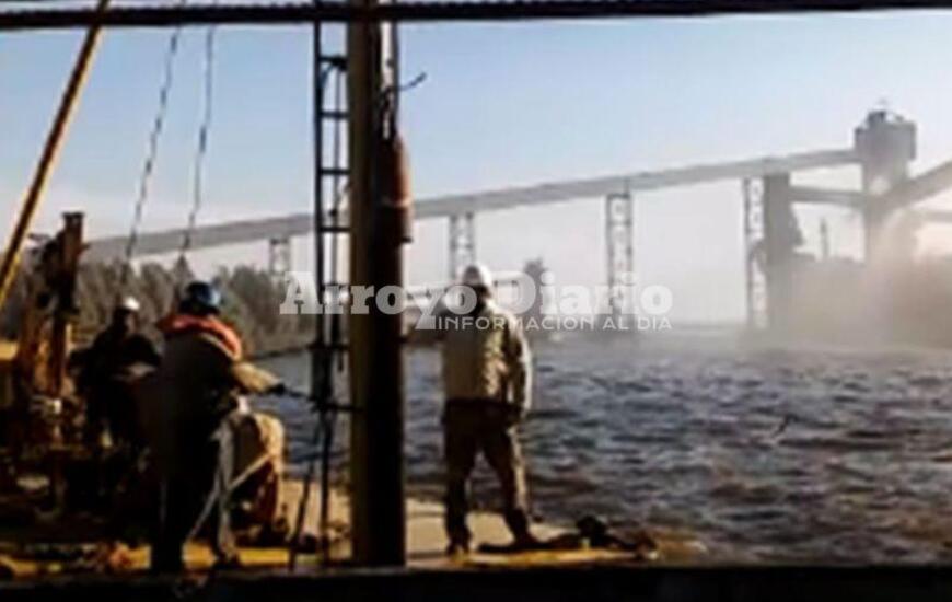En el lugar. Los empleados de la firma Power Litoral SRL trabajando esta ma&ntilde;ana en el puerto.