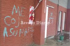 Lamentable. Las paredes pintadas por los vándalos que ingresaron a la escuela primaria de la vecina localidad.