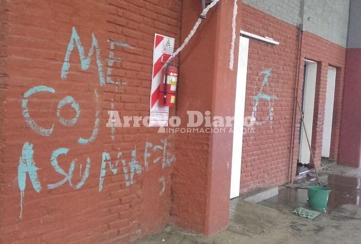 Lamentable. Las paredes pintadas por los vándalos que ingresaron a la escuela primaria de la vecina localidad.