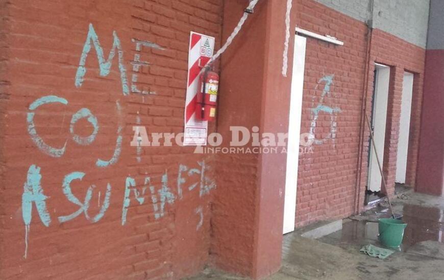 Lamentable. Las paredes pintadas por los v&aacute;ndalos que ingresaron a la escuela primaria de la vecina localidad.