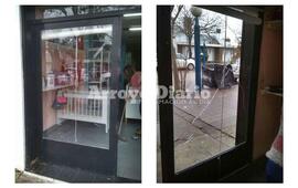 Da&ntilde;ada. As&iacute; qued&oacute; parte de la vidriera del negocio de calle Libertad al 200.