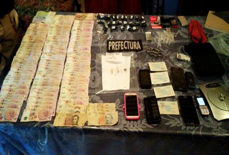 El secuestro. Billetes, marihuana prensada, tubos de cocaína y teléfonos celulares, entre lo incautado por Prefectura