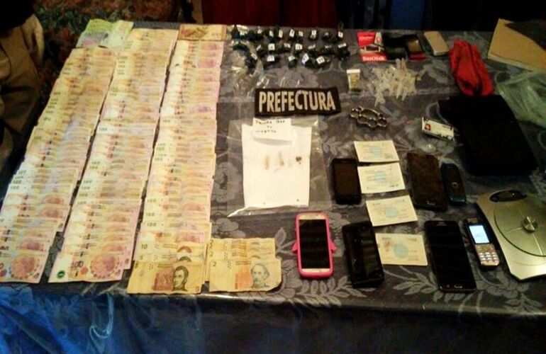 El secuestro. Billetes, marihuana prensada, tubos de coca&iacute;na y tel&eacute;fonos celulares, entre lo incautado por Prefectura