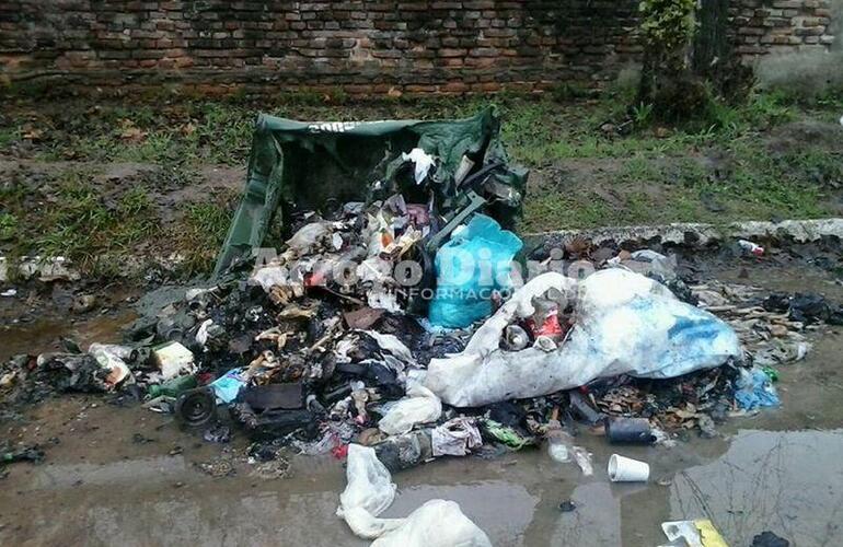 Destruido. Así quedó el contenedor de plástico que prendieron fuego esta madrugada.