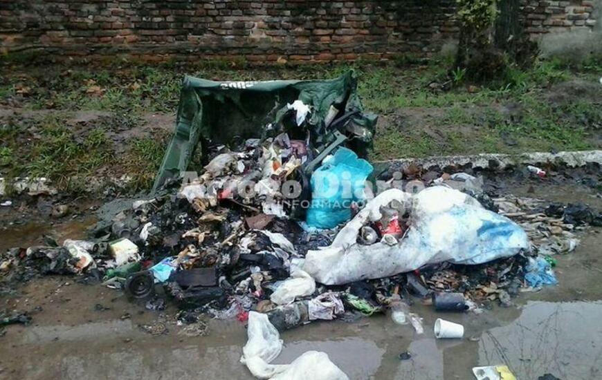 Destruido. As&iacute; qued&oacute; el contenedor de pl&aacute;stico que prendieron fuego esta madrugada.