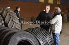 De Donatti. Agustín Rossi visitó la firma Gomería Donatti en el marco de su recorrida por Arroyo Seco.