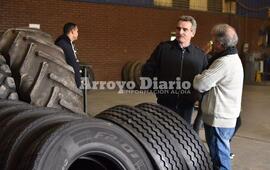 De Donatti. Agustín Rossi visitó la firma Gomería Donatti en el marco de su recorrida por Arroyo Seco.