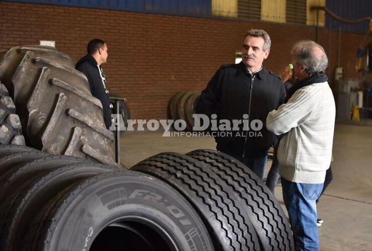 De Donatti. Agustín Rossi visitó la firma Gomería Donatti en el marco de su recorrida por Arroyo Seco.