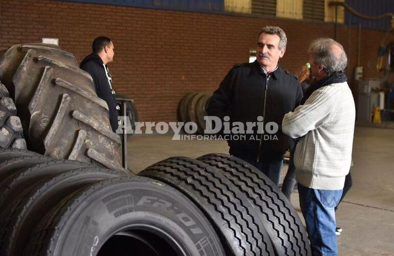 De Donatti. Agustín Rossi visitó la firma Gomería Donatti en el marco de su recorrida por Arroyo Seco.