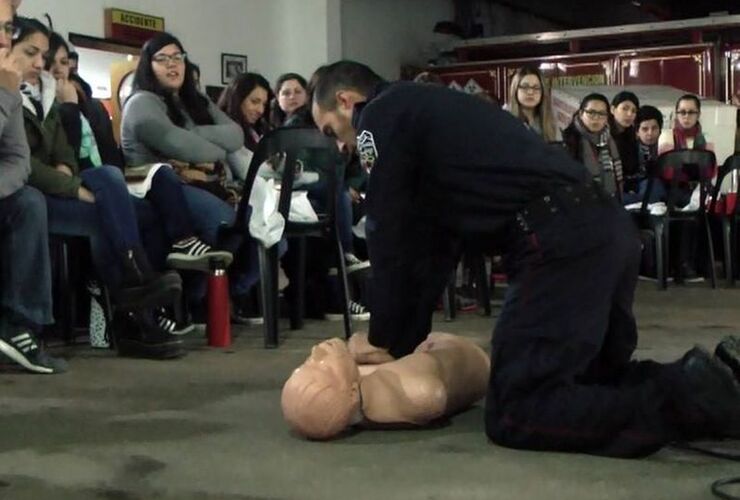 En plena capacitación. El bombero Leonel Giordano en el desarrollo de la primera jornada de la capacitación. Foto: Canal 2