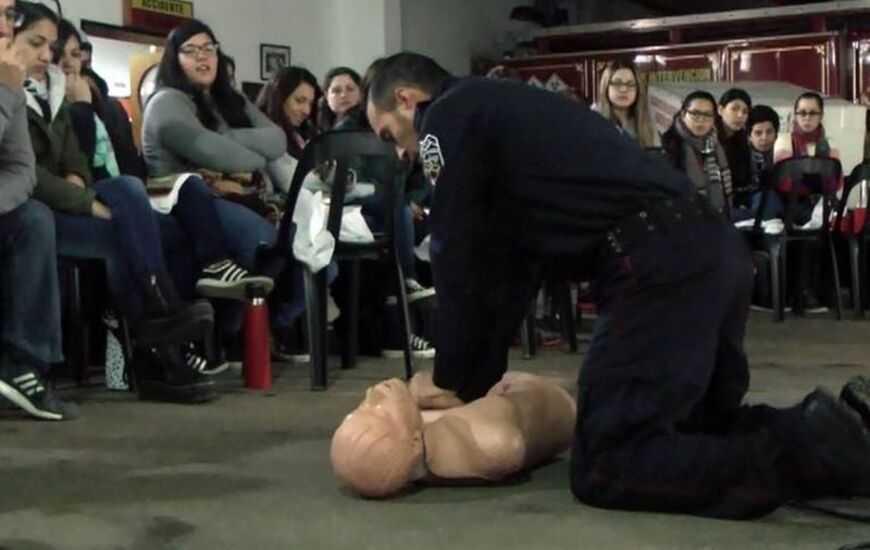En plena capacitación. El bombero Leonel Giordano en el desarrollo de la primera jornada de la capacitación. Foto: Canal 2