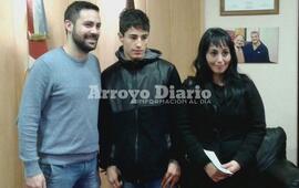 En la portada. El Secretario de Cultura Franco De Crist&oacute;fano, Mirko Cuello y su mam&aacute; Betina Cina. Foto: Gentileza Nicol&aacute;s Trabaina