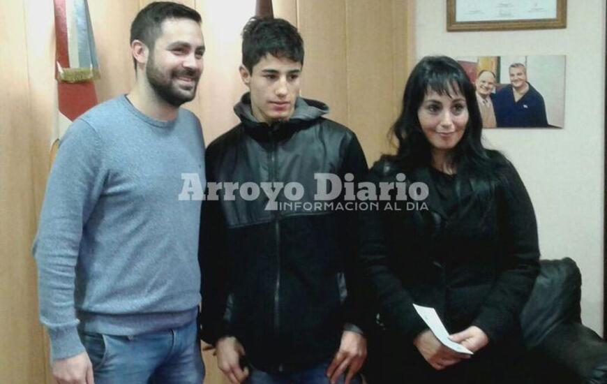 En la portada. El Secretario de Cultura Franco De Crist&oacute;fano, Mirko Cuello y su mam&aacute; Betina Cina. Foto: Gentileza Nicol&aacute;s Trabaina