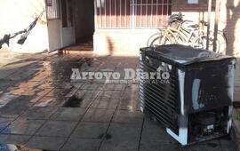 Imagen de Se prendi&oacute; fuego un freezer y convocaron a bomberos