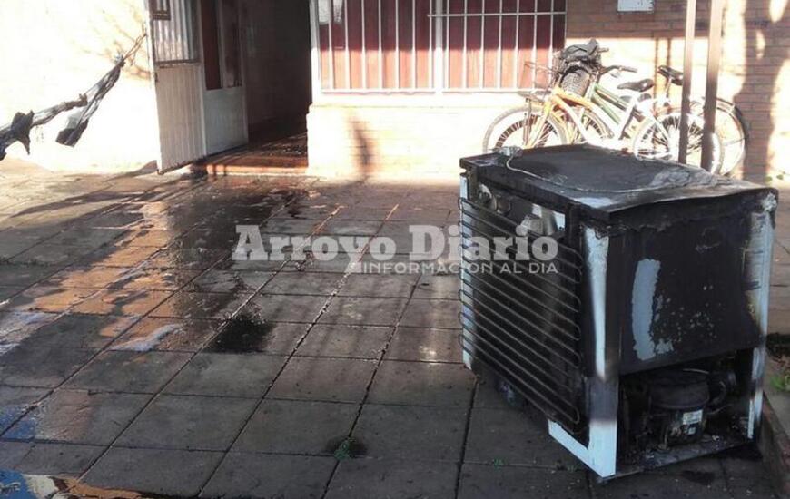 Imagen de Se prendi&oacute; fuego un freezer y convocaron a bomberos