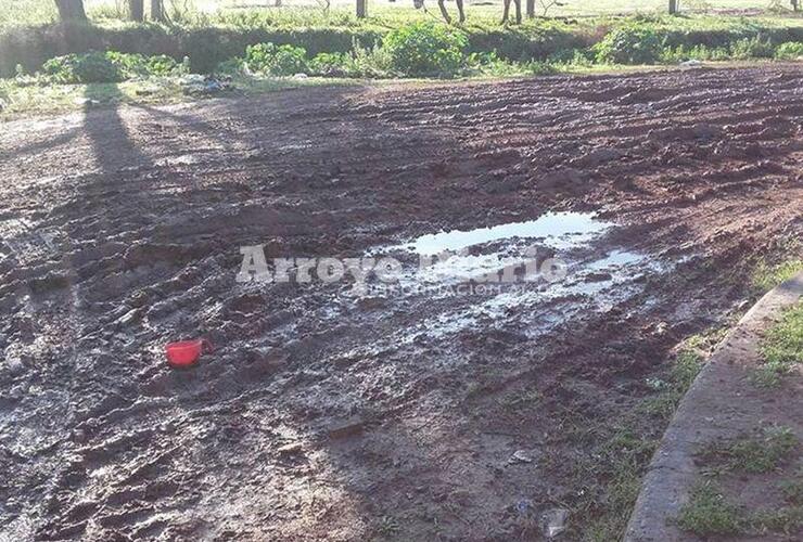 Imposible pasar. La cuadra es una barrial y es una misión imposible poder transitar por esta zona.