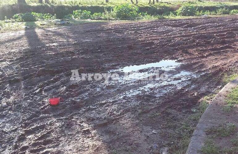 Imposible pasar. La cuadra es una barrial y es una misión imposible poder transitar por esta zona.