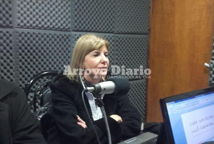 En la radio. Alejandra Rodenas en los estudios de Radio Extremo 106.9