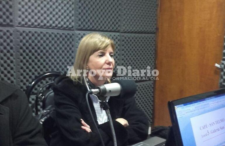 En la radio. Alejandra Rodenas en los estudios de Radio Extremo 106.9