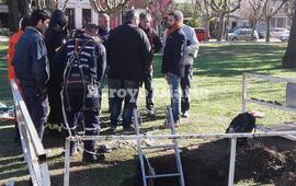 En el lugar. Las autoridades municipales junto a los bomberos y al equipo de provincia este lunes en la Plaza c&eacute;ntrica.