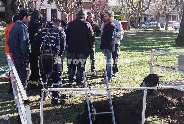 En el lugar. Las autoridades municipales junto a los bomberos y al equipo de provincia este lunes en la Plaza céntrica.