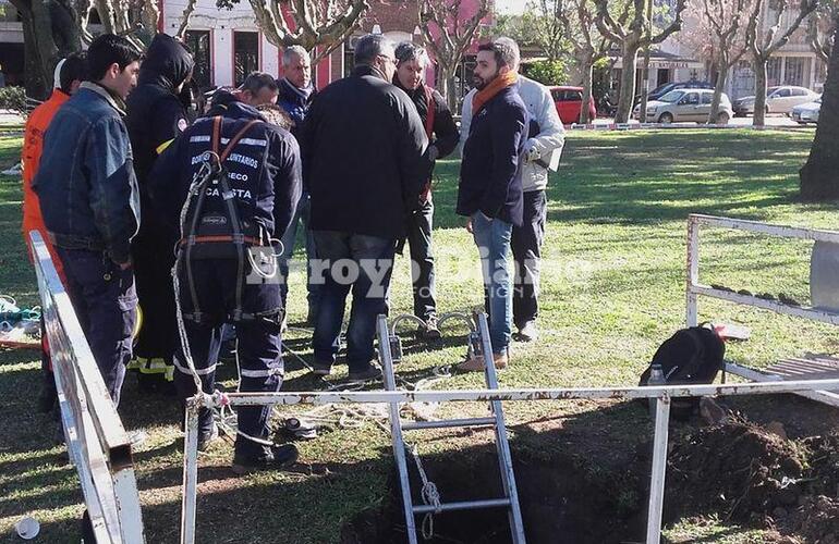 En el lugar. Las autoridades municipales junto a los bomberos y al equipo de provincia este lunes en la Plaza céntrica.