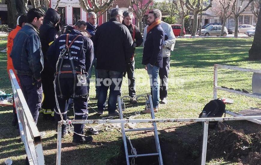 En el lugar. Las autoridades municipales junto a los bomberos y al equipo de provincia este lunes en la Plaza c&eacute;ntrica.