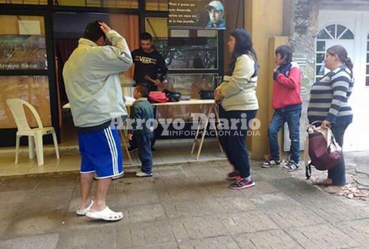 Imagen de Ayudando a los demás: Cada vez más familias son asistidas por la "Olla de Lucas"