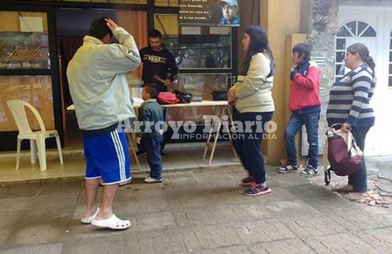 Imagen de Ayudando a los dem&aacute;s: Cada vez m&aacute;s familias son asistidas por la "Olla de Lucas"