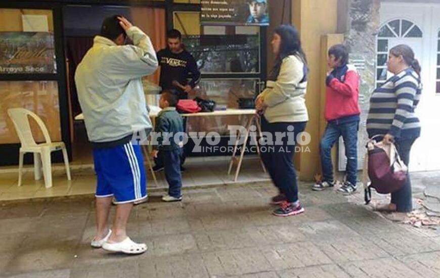 Imagen de Ayudando a los dem&aacute;s: Cada vez m&aacute;s familias son asistidas por la "Olla de Lucas"