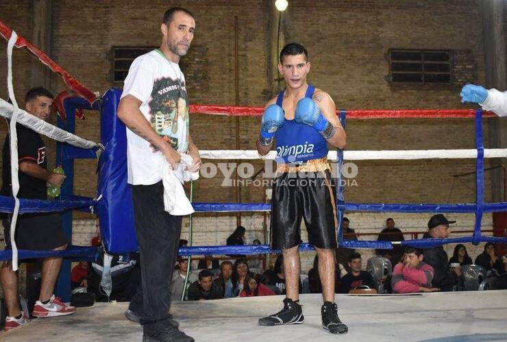 El entrenador Darío Cuello con su pupilo Facundo García