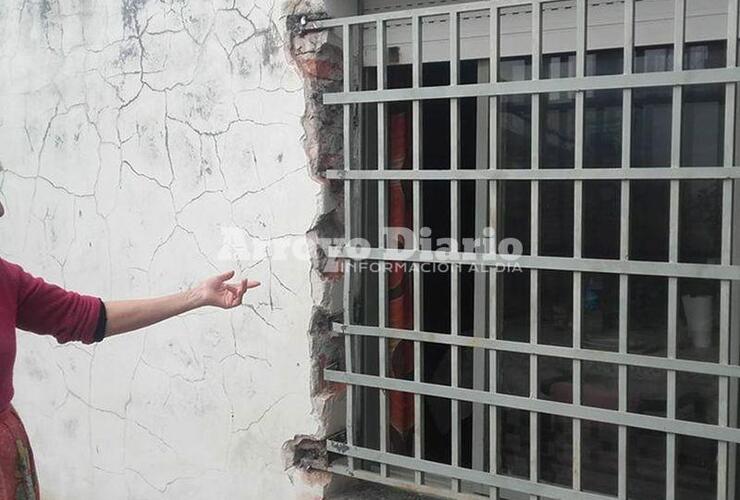 Destrozaron la pared para arrancar las rejas. Tras el robo y luego de los daños tuvieron que volver a amurar la estructura a la pared.