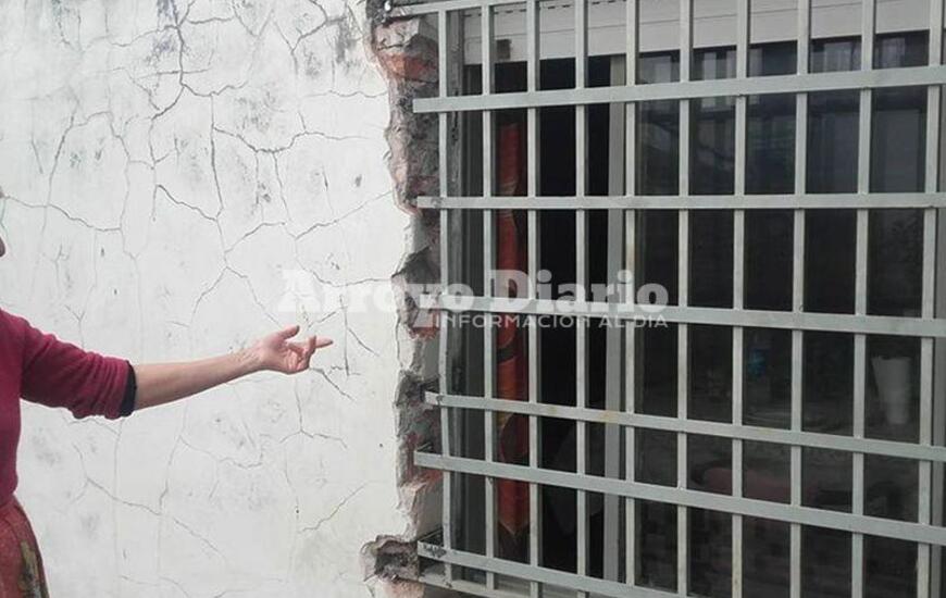 Destrozaron la pared para arrancar las rejas. Tras el robo y luego de los da&ntilde;os tuvieron que volver a amurar la estructura a la pared.