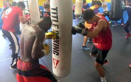 Mirko en pleno entrenamiento con el Campe&oacute;n Mundial "El Chacal" Regondeaux.