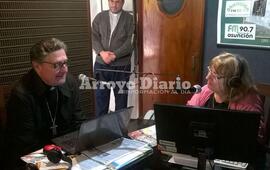En la radio. El Arzobispo junto a Stella Maris Montecchiari en plena entrevista. Foto: Gentileza FM Asunci&oacute;n.