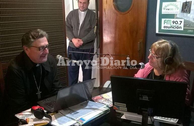 En la radio. El Arzobispo junto a Stella Maris Montecchiari en plena entrevista. Foto: Gentileza FM Asunción.