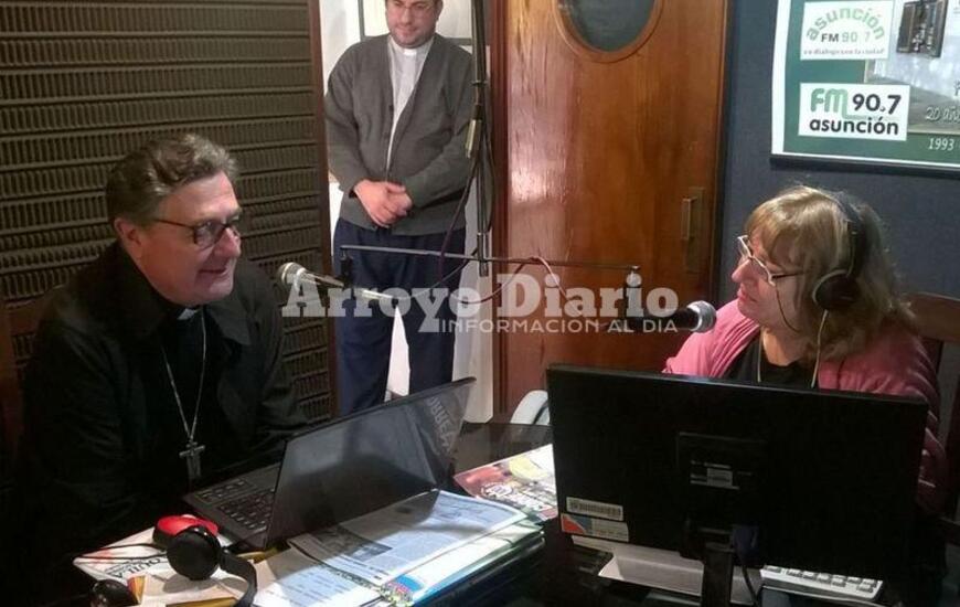 En la radio. El Arzobispo junto a Stella Maris Montecchiari en plena entrevista. Foto: Gentileza FM Asunci&oacute;n.