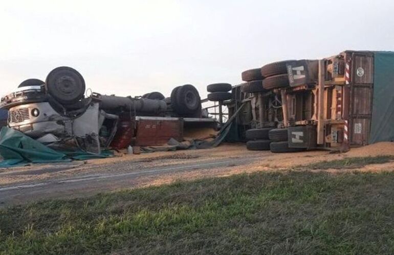 Así quedó el camión sobre la autopista. Foto: El Tres