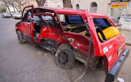 El Duna quedó destrozado tras el impacto: el conductor salió despedido y falleció. Foto: Juan José García