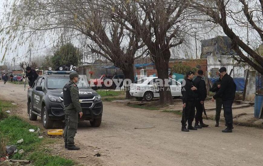 En el barrio. M&oacute;viles y polic&iacute;as recorriendo las viviendas de calle Independencia esta ma&ntilde;ana.