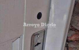 Barreteada. Los alba&ntilde;iles encontraron la puerta violentada.