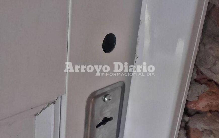 Barreteada. Los alba&ntilde;iles encontraron la puerta violentada.