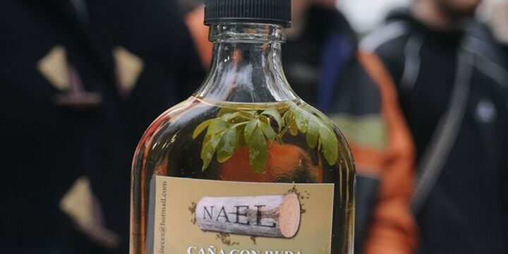 Según el gusto. Quienes quieran darle un sabor especial a la caña, pueden agregarle cáscaras de limón o naranja. Según el gusto. Quienes quieran darle un sabor especial a la caña, pueden agregarle cáscaras de limón o naranja.