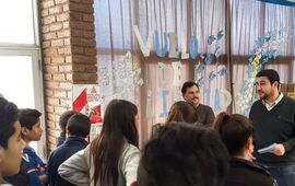 En la 650. Marcos Cleri junto a Luciano Crosio en la EETN N° 650 de nuestra ciudad.