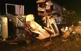 Terrible choque.La cabina del cami&oacute;n que llevaba autos qued&oacute; destrozada. Foto: Infomas