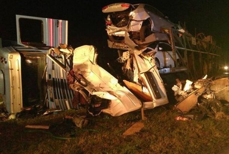 Terrible choque.La cabina del camión que llevaba autos quedó destrozada. Foto: Infomas
