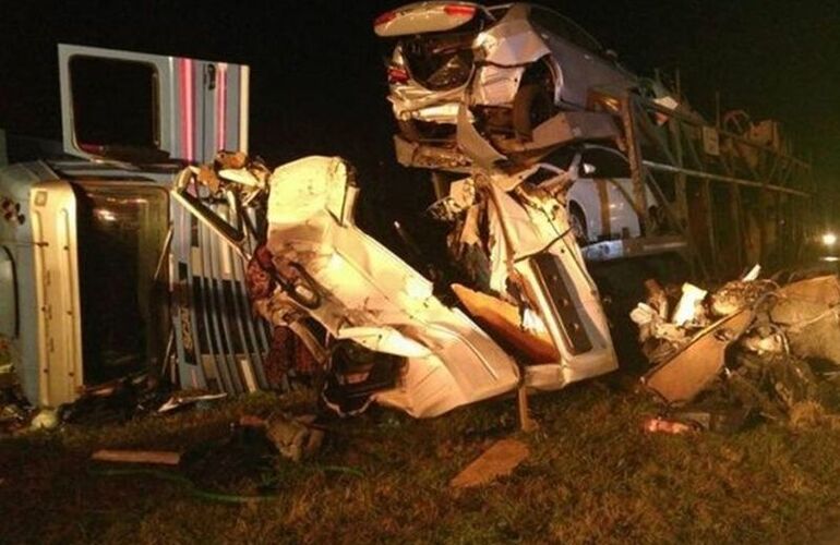 Terrible choque.La cabina del camión que llevaba autos quedó destrozada. Foto: Infomas