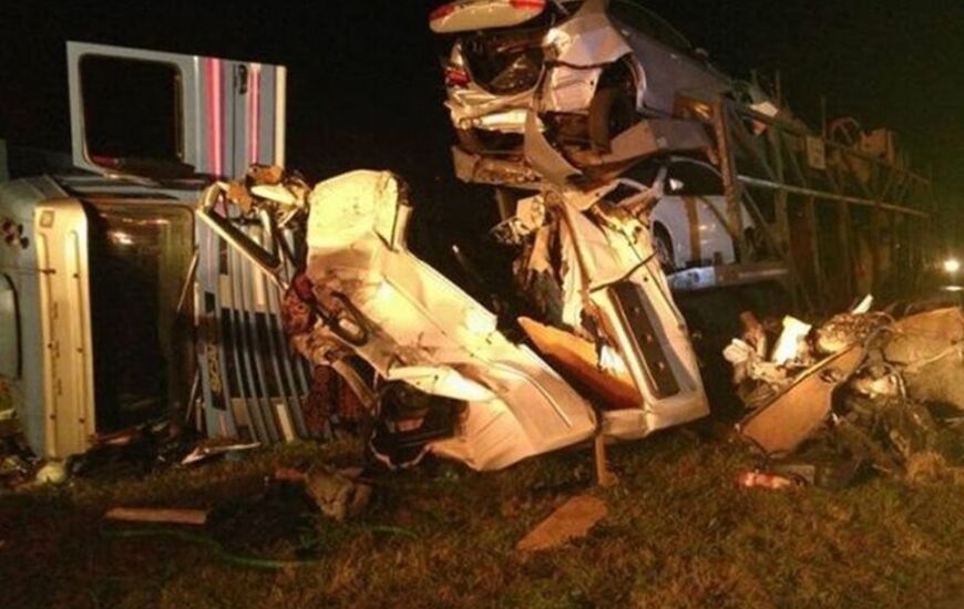 Terrible choque.La cabina del camión que llevaba autos quedó destrozada. Foto: Infomas