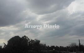 Gris y oscuro. El cielo amenazante anuncia lluvias que se podrían intensificar hacia la noche.